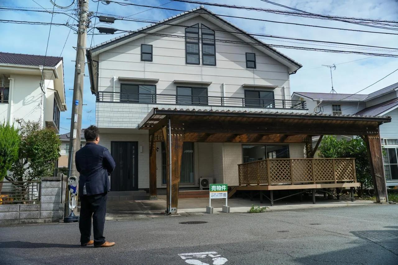 大分市で売却物件の現地を確認する株式会社ロール不動産の代表