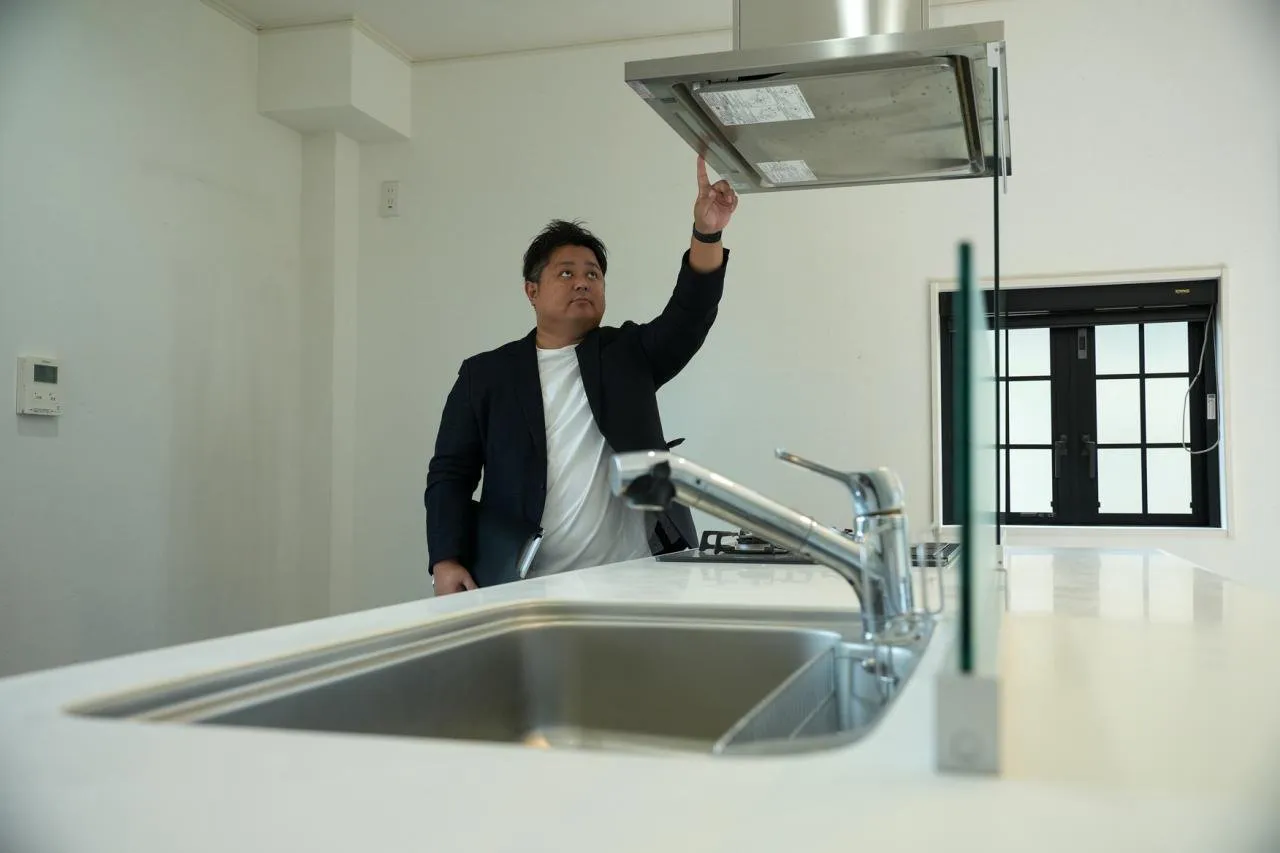 大分市で中古住宅の室内を確認・査定する株式会社ロール不動産の代表