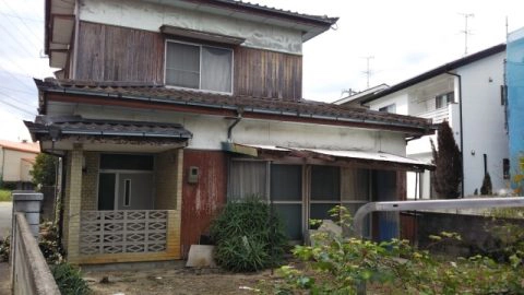長く使われていない古い木造の空き家
